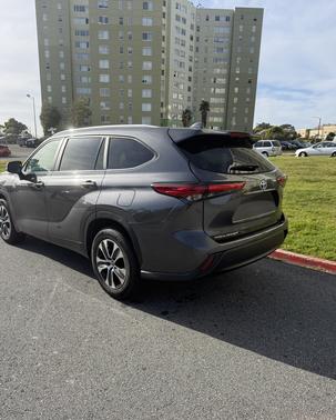 Gray 2023 Toyota Highlander Hybrid XLE