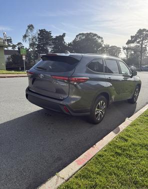 Gray 2023 Toyota Highlander Hybrid XLE