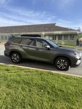 Gray 2023 Toyota Highlander Hybrid XLE