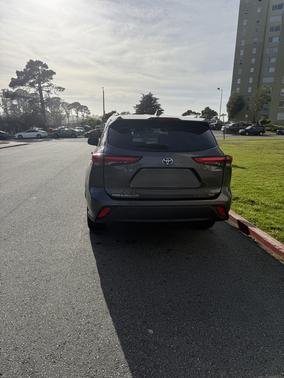 Gray 2023 Toyota Highlander Hybrid XLE
