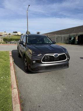 Gray 2023 Toyota Highlander Hybrid XLE
