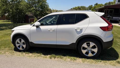 White 2020 Volvo XC40 T5 Momentum
