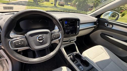 White 2020 Volvo XC40 T5 Momentum
