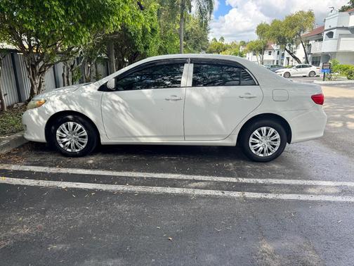 White 2010 Toyota Corolla LE