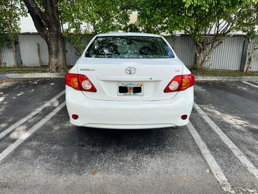 White 2010 Toyota Corolla LE