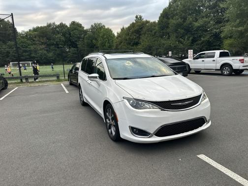 White 2017 Chrysler Pacifica Limited