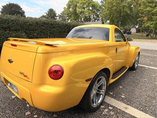 2004 Chevrolet SSR Base