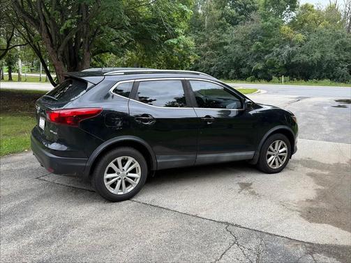 Black 2017 Nissan Rogue Sport SV