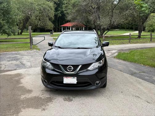 Black 2017 Nissan Rogue Sport SV