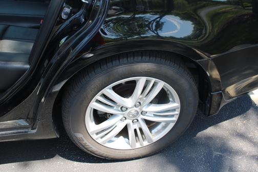 Black 2015 INFINITI Q40 Base