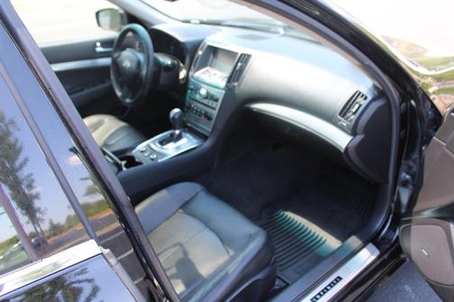 Black 2015 INFINITI Q40 Base