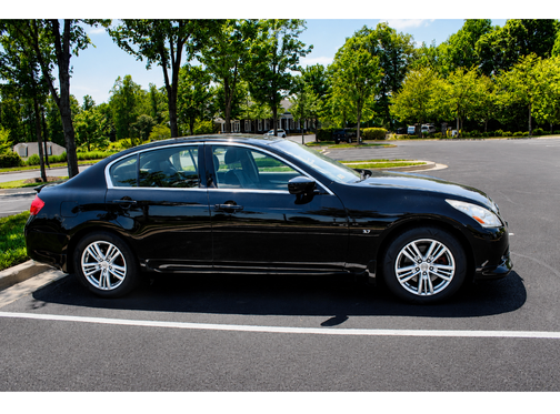 Black 2015 INFINITI Q40 Base