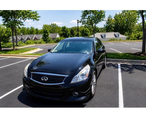 Black 2015 INFINITI Q40 Base