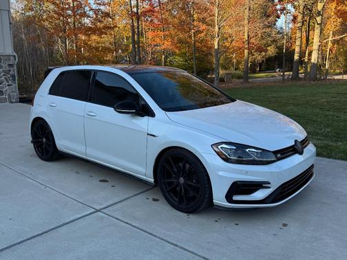 Volkswagen Golf R 4-Door w/DCC & Navigation