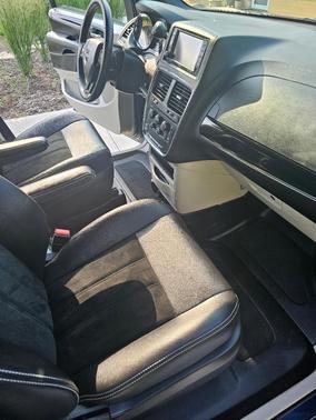 Blue 2017 Dodge Grand Caravan SXT
