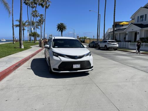 White 2021 Toyota Sienna LE 8 Passenger