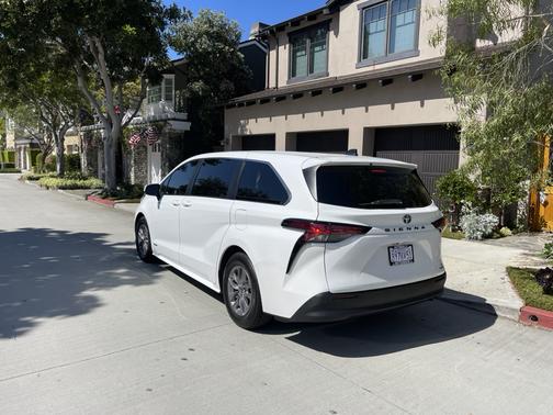White 2021 Toyota Sienna LE 8 Passenger