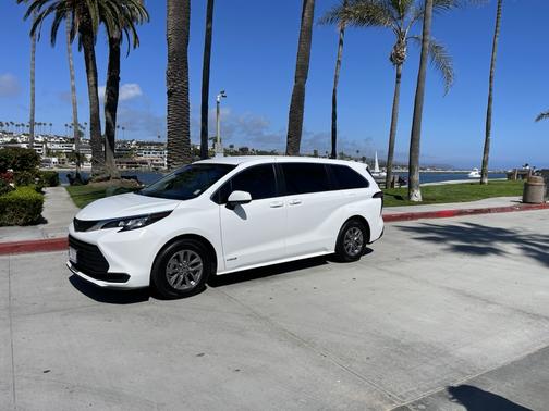 White 2021 Toyota Sienna LE 8 Passenger