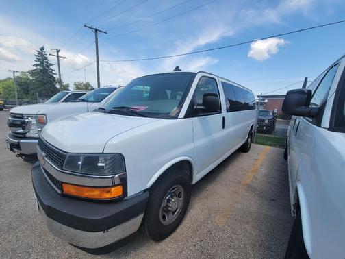 White 2017 Chevrolet Express 3500 LT