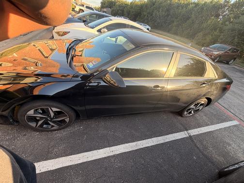Black 2023 Hyundai ELANTRA SEL