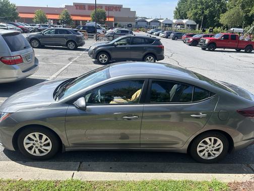 2019 Hyundai ELANTRA SE
