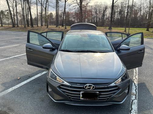 2019 Hyundai ELANTRA SE