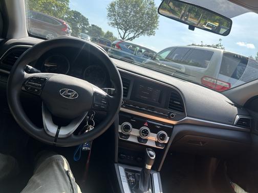 2019 Hyundai ELANTRA SE