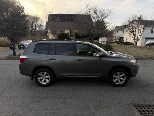 Green 2010 Toyota Highlander Base