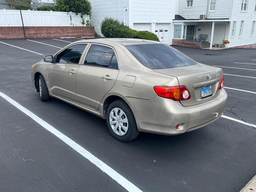 Gold 2010 Toyota Corolla XLE