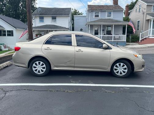 Gold 2010 Toyota Corolla XLE