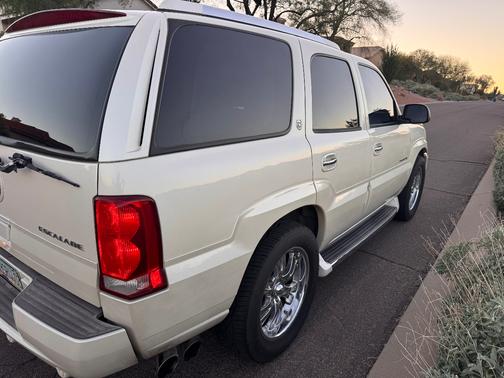 2004 Cadillac Escalade Base