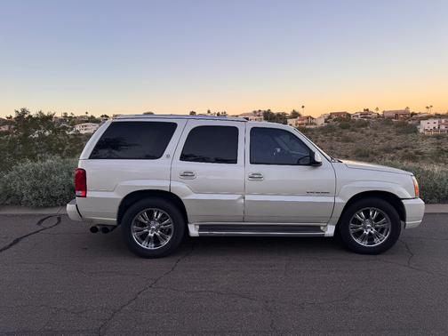 2004 Cadillac Escalade Base