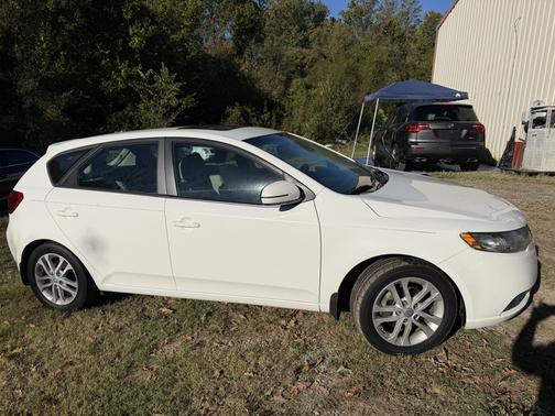 White 2012 Kia Forte EX