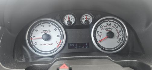 Red 2009 Ford Focus SE
