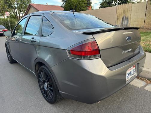 Gray 2011 Ford Focus SES