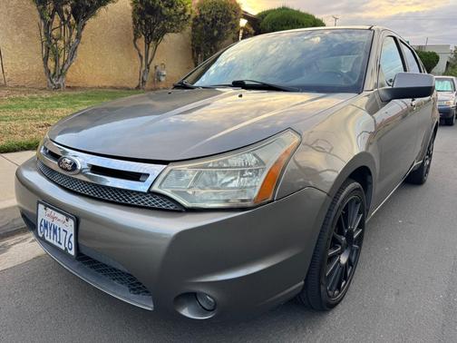 Gray 2011 Ford Focus SES