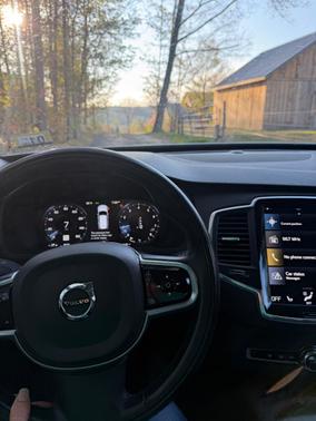 White 2022 Volvo XC90 T5 Momentum
