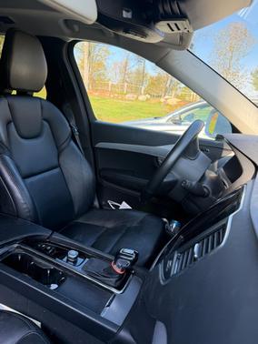 White 2022 Volvo XC90 T5 Momentum