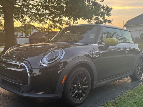 Black 2022 MINI SE Hardtop Cooper