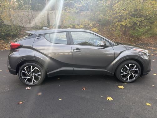 2022 Toyota C-HR XLE