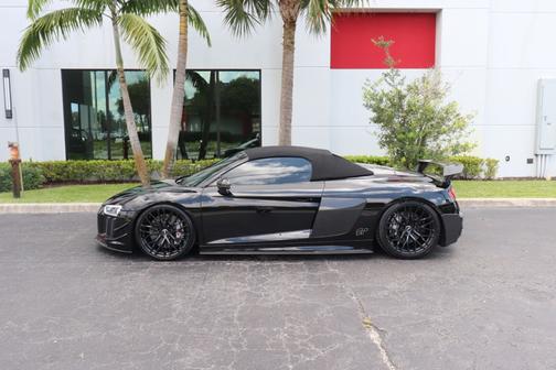 Black 2018 Audi R8 5.2 V10 plus