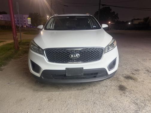 White 2016 Kia Sorento LX