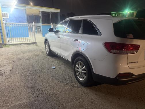 White 2016 Kia Sorento LX