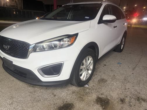 White 2016 Kia Sorento LX