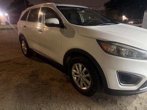 White 2016 Kia Sorento LX