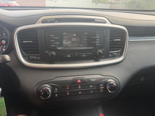 White 2016 Kia Sorento LX