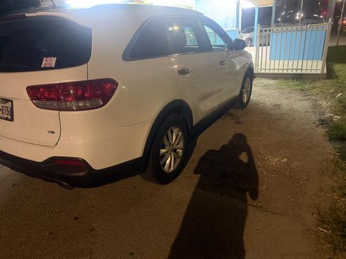 White 2016 Kia Sorento LX