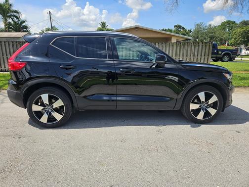 2019 Volvo XC40 T5 Momentum