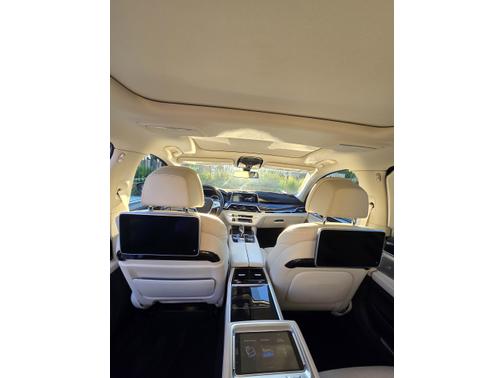 2019 BMW 750 i