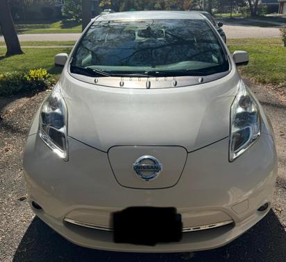 White 2015 Nissan Leaf SL